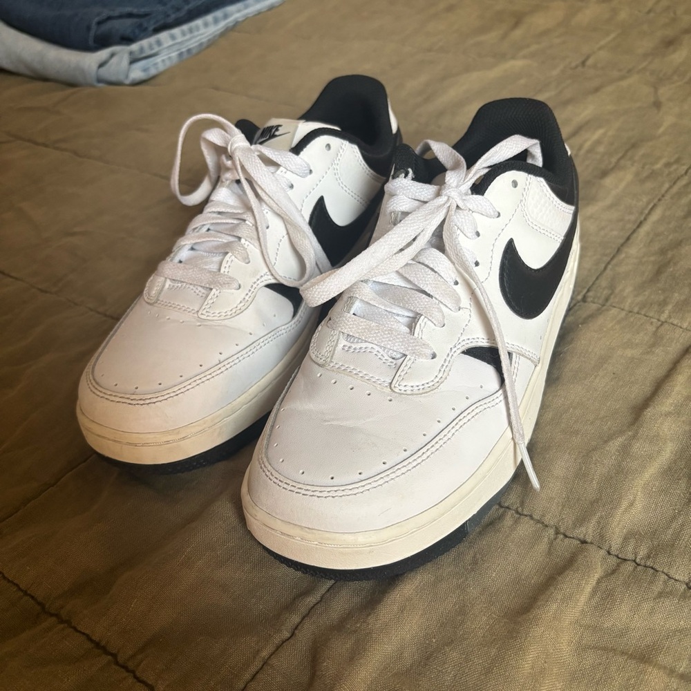 Nike women’s gamma force sneakers sz 8